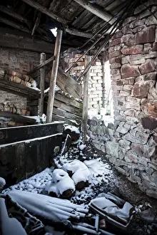 Deserted Winter Scenes Drucke: Inside an old and squalid building in winter