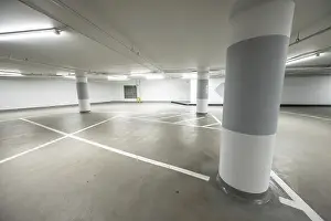 Uninhabited Indoor Space Drucke: Inside an empty parking garage