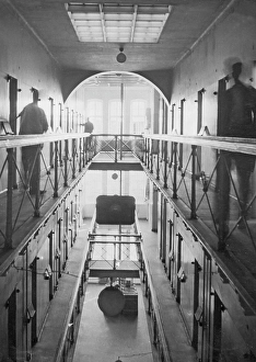 Gerahmter Druck : Innen einem Gefängnis 1930er Gerahmter Druck : Innen einem Gefängnis 1930er