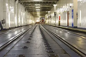 Drucke von Innerhalb und Roll-on / Roll-off-Schiff mit Eisenbahnspuren, es ist die Fähre zwischen Trelleborg und Stralsund, Schweden Kulturerbestätten Drucke: Innen- und Roll-on / Roll-off-Schiff mit Eisenbahnspuren.