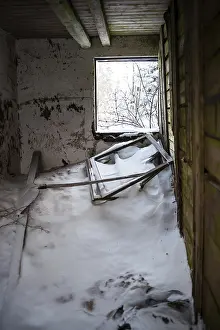 Winter Landscape Photo Drucke: Inside shooting of a old and squalid building at winter