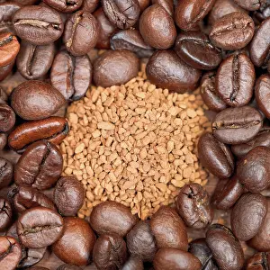 Roasted Coffee Beans Drucke: Instant coffee and roasted coffee beans close up