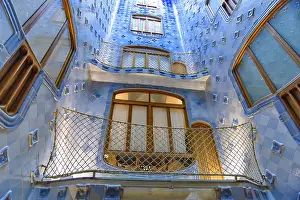 Drucke von Innenraum der Casa Batlló, eines von Gaudí entworfenen Gebäudes in Barcelona, Spanien Innenraum der Casa Batlló, eines von Gaudí entworfenen Gebäudes in Barcelona, Spanien Modernisme Architektur Drucke: Innenraum der Casa Batlló, ein von Gaudí entworfenes Gebäude.