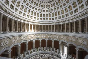 Gedenkstätte Drucke: Innenarchitektur des Historischen Befreiungssaals.
