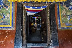 Uninhabited Religious Structures Drucke: Interior of the Garphu monastery