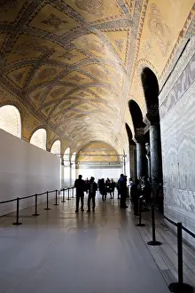Drucke von Das Innere der Hagia Sofia mit Oberem Galerie im Blick Byzantinische Architektur Drucke: Das Innere der Hagia Sofia mit Oberer Galerie im Blick.