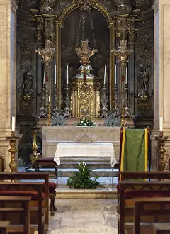 Gothic Style Church Building Drucke: Interior inside the Catholic Cathedral