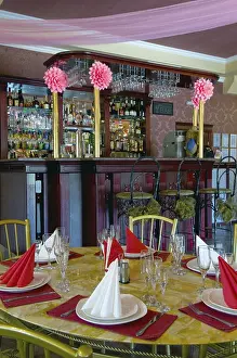 Empty Tableware Setup Drucke: Interior of the restaurant with tables