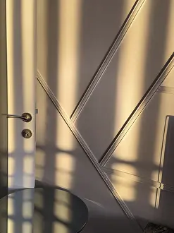 Deserted Interior Space Drucke: An interior space bathed in sunlight