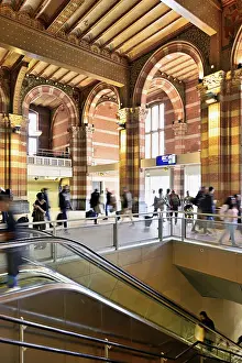 Drucke von Innenansicht der Centraal Station, Bahnhof mit Flagge, Amsterdam, Niederlande Eisenbahn Drucke: Innenansicht des Centraal Bahnhofs.