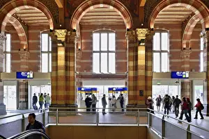 Drucke von Innenansicht der Centraal Station, Zentralstation mit Flagge, Amsterdam, Niederlande Eisenbahn Drucke: Innenansicht des Centraal Bahnhofs.
