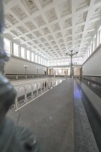 Switzerland Architecture Drucke: Interior view of a large building with high ceilings and perspective