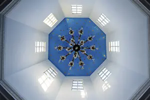 Russian Orthodox Church Interior Drucke: Interior view, octagonal ceiling with chandelier