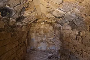 Deserted Ancient Building Drucke: Interior view with stone ceiling and masonry