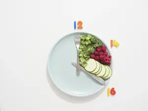 Balanced Diet Concept Drucke: Intermittent fasting concept with hours twelve