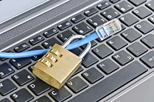 Secure Internet Connection Drucke: Internet cable and padlock on computer keyboard symbolizing data security