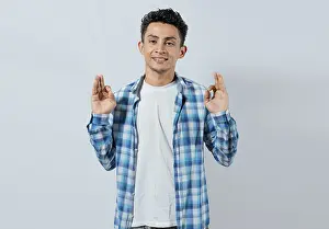 Positive Body Language Image Drucke: Interpreter man gesturing OK in sign language