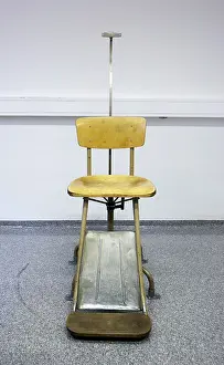 Deserted Prison Cell Drucke: Interrogation room