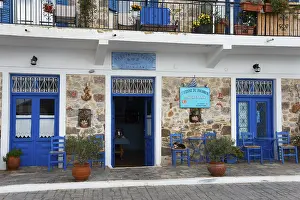 Southern Europe Gastronomy Drucke: Inviting cafe with blue elements and stone wall