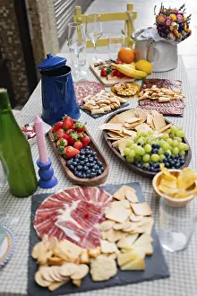 Outdoor Meal Preparation Drucke: An inviting outdoor table set with assorted snacks