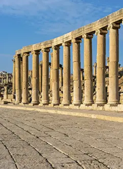 Ancient Civilization Tourist Attraction Drucke: Ionic Columns at Oval Plaza, Forum, Jerash, Jordan