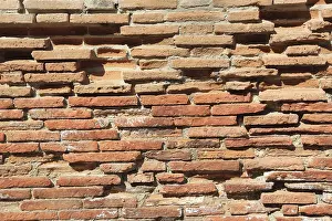 Old Stone Architecture Drucke: Irregular, old brick wall in rusty shades