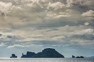 Krabi Thailand Tourism Drucke: Island landscape with dramatic thunderstorm sky