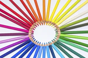 Office Supply Stationery Drucke: Isolated Circle Of Colorful Crayons