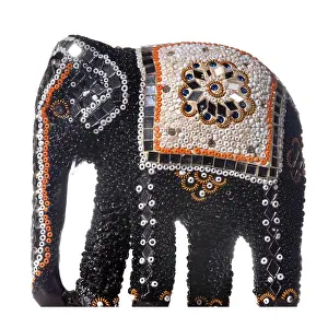 Studio Shot Of Elephant Drucke: Isolated elephant