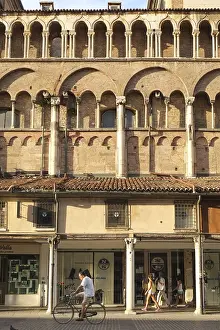 Drucke von Italien, Emilia-Romagna: Läden neben der Basilica Cattedrale di San Giorgio (Domskirche des hl. Georg) in Ferrara, im Po-Tal Ferrara Drucke: Italien, Emilia-Romagna
