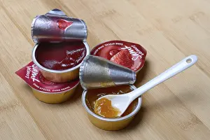 Jam Packaging Waste Drucke: Jam in portion pack with spoon, jam