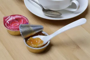 Environmentally Friendly Packaging Drucke: Jam in portion pack with spoon, jam