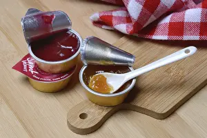 Aluminum Packaging Waste Drucke: Jam in portion pack with spoon, jam