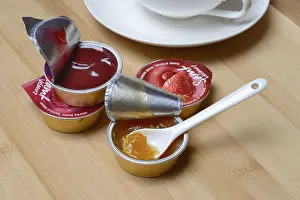 Aluminum Packaging Waste Drucke: Jam in portion pack with spoon, jam