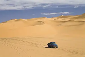 Libyan Desert Travel Photography Drucke: Jeep in the Libyan Desert, Libya