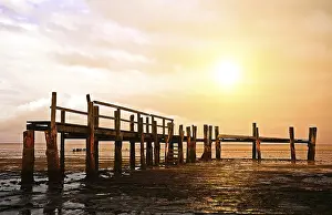 Low Tide Waterfront Scene Drucke: Jetty in the evening light