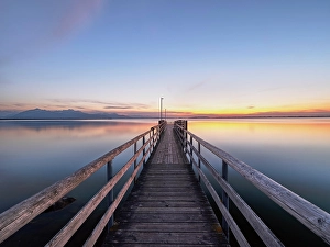 Bavarian Sunset Drucke: Jetty at sunset, Chiemsee, Chieming, Bavaria, Germany, Europe