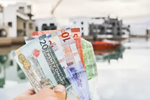 Häfen Drucke: Jordanischer Dinar-Scheine in der Hand.