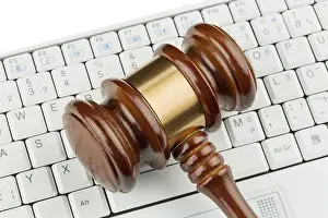 Symbolic Computer Image Drucke: Judge's hammer on computer keyboard