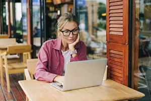 Young Adult Professional Drucke: Junge hubsche Geschaftsfrau