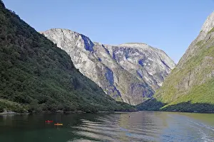 UNESCO World Heritage Norway Drucke: Kayakers in front of high cliffs
