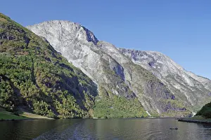 Uninhabited Norwegian Coastline Drucke: Kayakers in front of high cliffs