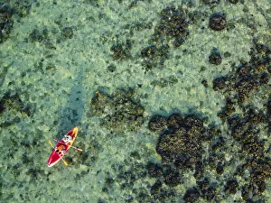 Deserted Beaches Thailand Drucke: Kayaking through the clear waters