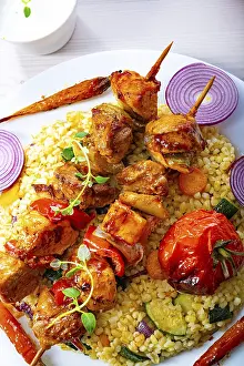Kebab Meal Drucke: Kebabs with vegetables and bulgur