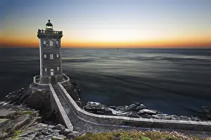 Kermorvan Lighthouse Drucke: Kermorvan Lighthouse after sunset