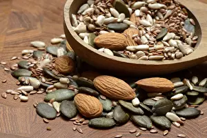 Almond Kernels Drucke: Kernels in ladle, kernel mix of almond kernels