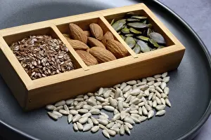 Almond Kernels Drucke: Kernels, mix of almond kernels