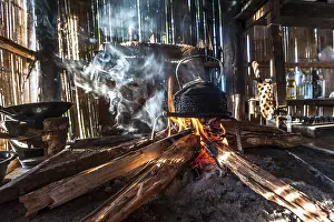 Southeast Asia Culture Drucke: Kettle over an open fire in a kitchen made of bamboo