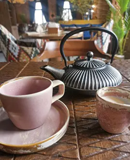 Bilder Datiert 22. April 2024: Kessel und Teetasse auf dem Tisch.