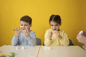 Childhood Education Drucke: Kids engaged in a creative classroom activity